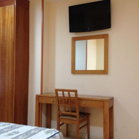 Hostal Aeropuerto Мадрид Екстериор снимка