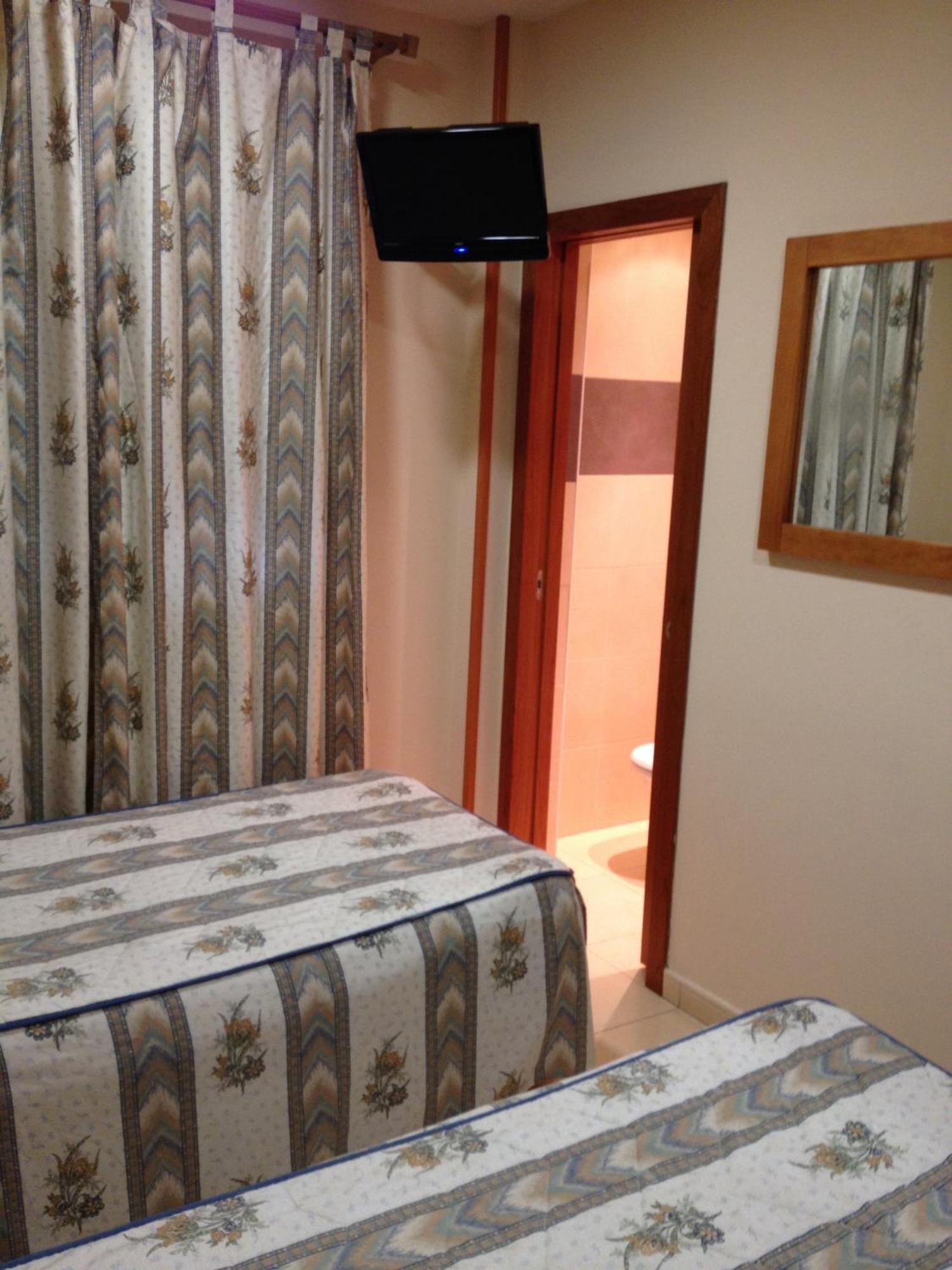 Hostal Aeropuerto Мадрид Екстериор снимка