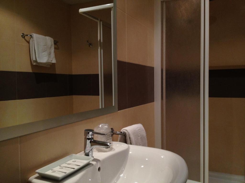 Hostal Aeropuerto Мадрид Стая снимка